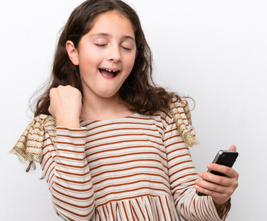 Photo de Maria, une jeune fille heureuse des services de nettoyage offert par Chambrinet, partout au Québec